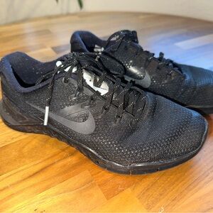 Nike Metcon 4 Women’s Sz 6 - Black Color w/Silver Accents!